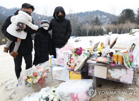 지난 11일 경기도 양평군 하이패밀리 안데르센 공원묘원에서 시민들이 양부모의 학대로 생후 16개월 만에 사망한 정인 양을 추모하고 있다.   연합뉴스